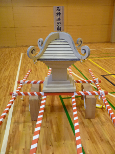 ダンボールで作られたお神輿の写真