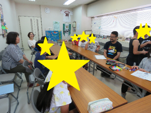 長机を囲む子どもたちの様子