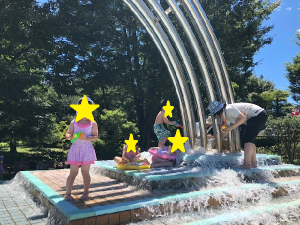 水遊びをする子どもたちの写真