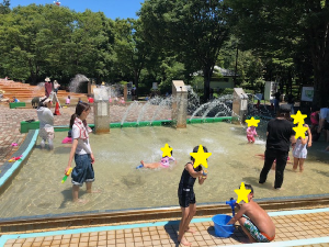 プールで遊ぶ子どもたちの様子