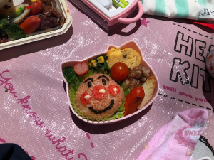 キャラクターを模したお弁当の写真