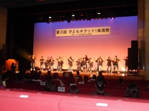 ステージで踊っている写真