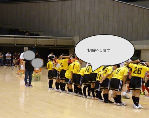 2回戦のあいさつをしている写真