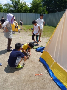 テント組み立て風景の写真