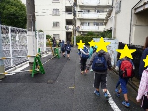 音楽劇鑑賞へ向かう様子