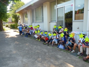 学園に戻って休憩している写真