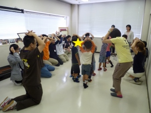 体を使ったゲームをしている写真