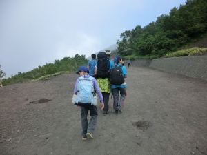 富士山を登っている写真