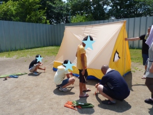 テント組み立て風景の写真