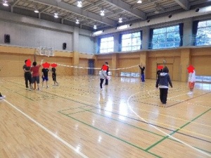 ソフトバレーをする様子