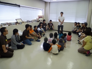 参加者が話を聞いている写真
