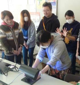 センサーに手をかざしている写真
