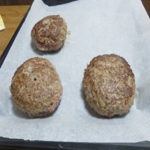鉄板に置かれたハンバーグの写真