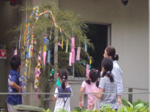 七夕飾りと子供たちの写真