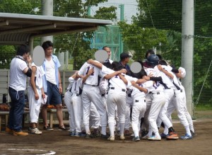 円陣を組んでいる写真