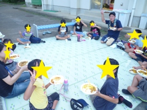カレーをみんなで食べている写真