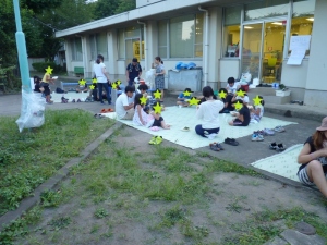 カレーをみんなで食べている写真