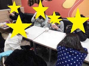 マックで食事をする様子2