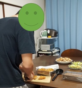 豚カツを切る様子