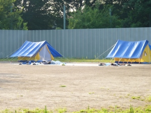 グランドでゴザを敷いて寝ている写真