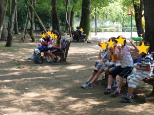 公園で朝飯を食べている写真