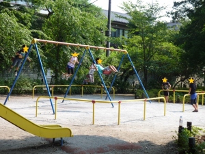 遊具で遊んでいる写真