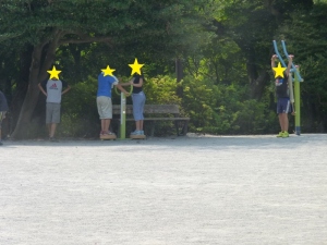 遊具で遊んでいる写真