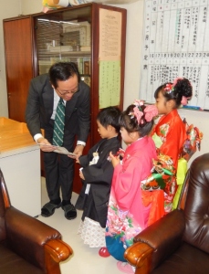 子どもと園長の写真