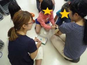 注射体験をしている写真