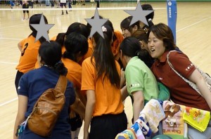 円になって掛け声を出している写真