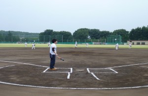 野球部コーチによる試合前のノックの写真