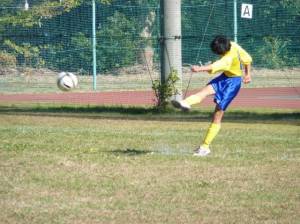 サッカーボールをけっている写真