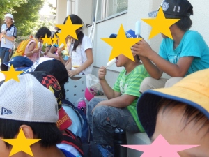 アイスを食べている写真