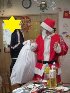サンタさんがプレゼントを配る様子1