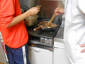 お肉を焼く様子
