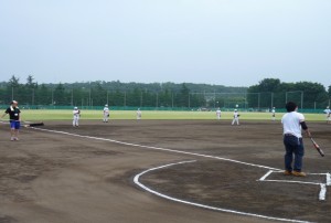野球部コーチによる試合前のノックの写真