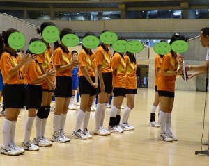 表彰式でトロフィーを受け取っている写真