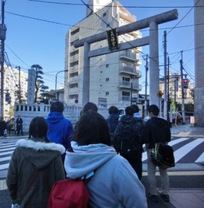 湯島天神へ向かう様子