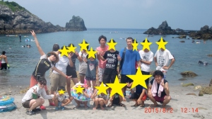 海の前で集合写真
