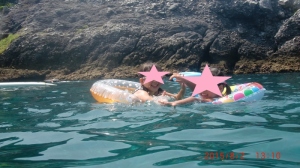 海で遊ぶ子供の写真