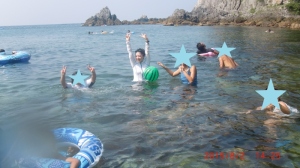 海で遊ぶ子供の写真