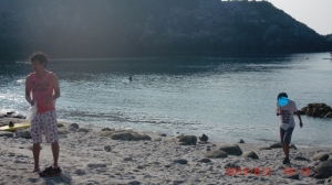 海で遊ぶ子供の写真