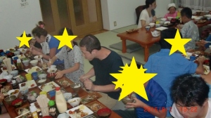 食事をしている写真