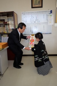 飴をもらう