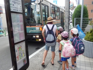 バス待ちをしている写真