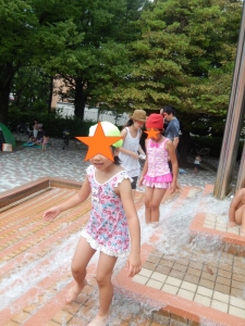 水遊びをしている写真