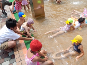 水遊びをしている写真