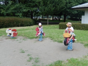 遊具で遊んでいる写真