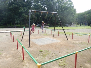 遊具で遊んでいる写真