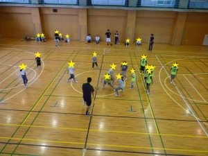 小学生が試合をしている写真
